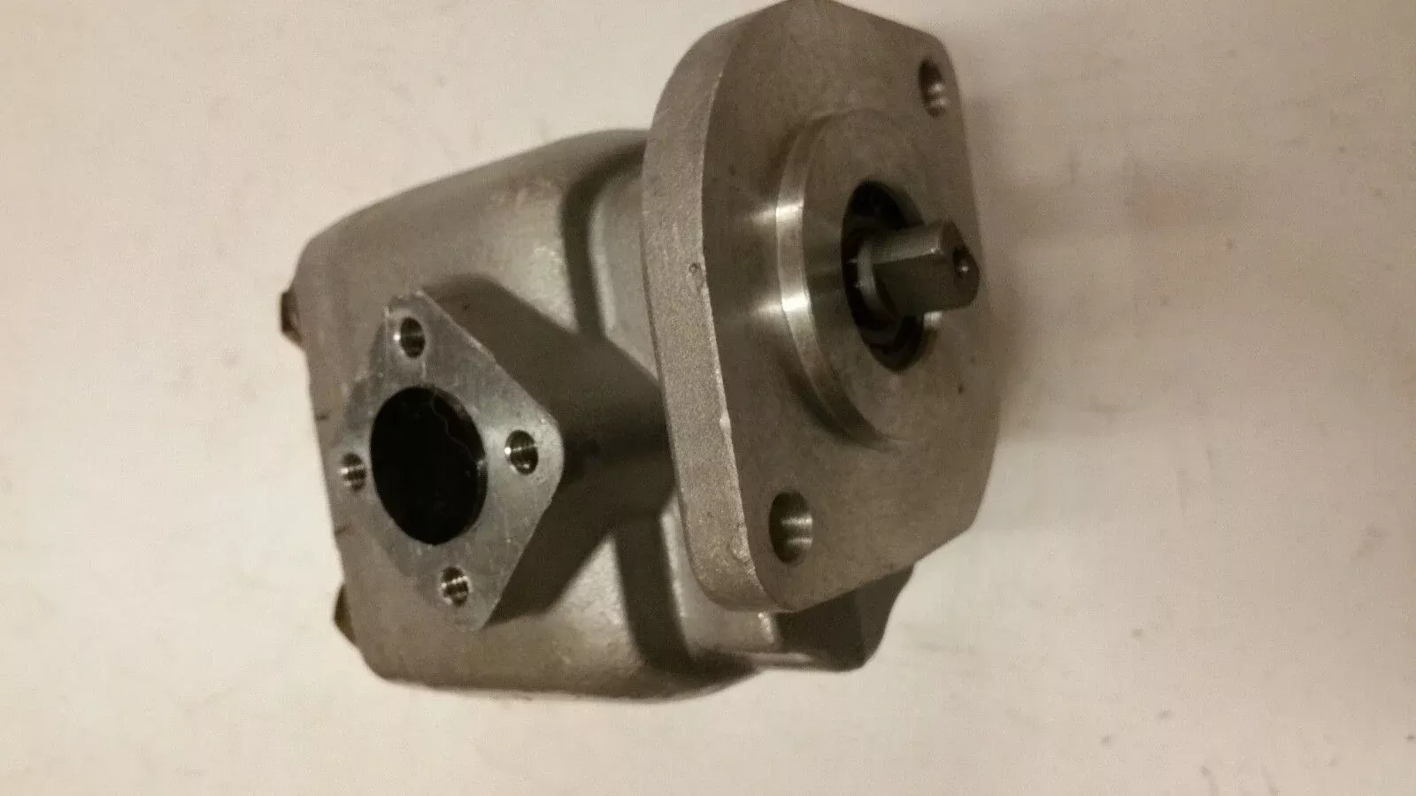 38180-76100 New Kubota L2500F Hydraulic Oil Pressure Pump